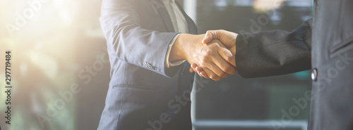Fotografía successful negotiate and handshake concept, two businessman shake hand with part