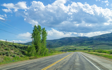 Canvas Print - Freeway in the countryside and mountains. Rocky Mountains National Park, USA