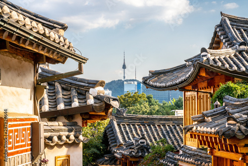 Fotografía Bukchon Hanok village in Seoul with view on traditional houses roofs and tower i