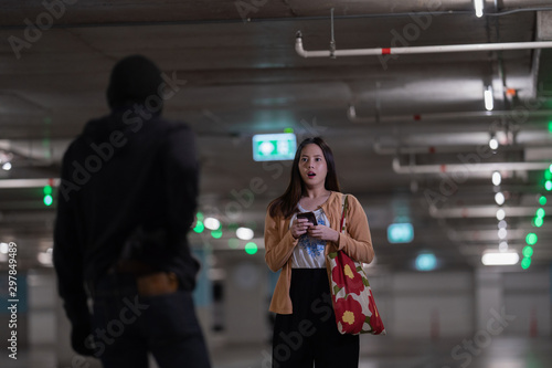 Fotografía Robber lonely woman in the dark and dangerous