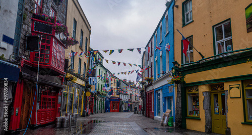 Fotografía View of the main high street in Galway City with the brightly painted buildings