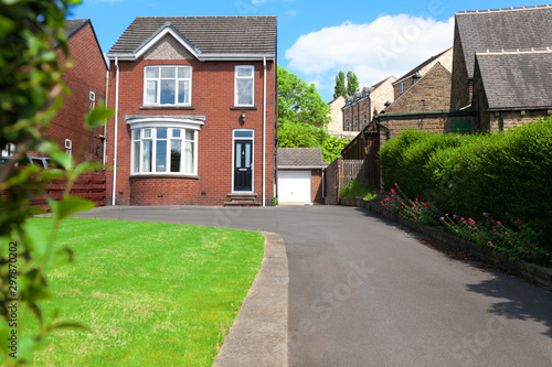 Fotografía Typical English single family house built of red bricks, with a large driveway