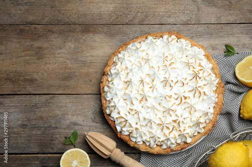 Fotografía Flat lay composition with delicious lemon meringue pie on wooden table