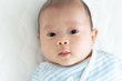 © blanche - ベビーベッドに寝るかわいい赤ちゃん