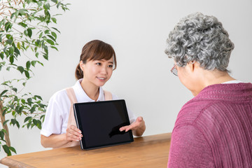 Poster - 介護士と高齢者の女性