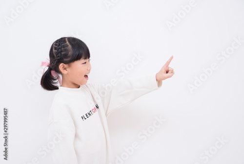 お勧めポーズをする小学生の女の子 Stock Photo Adobe Stock