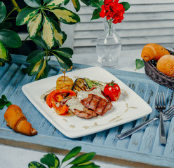 Canvas Print - fried chicken with vegetables and sauce