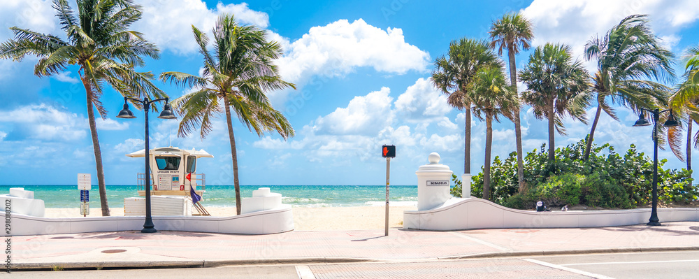 Seafront with lifeguard hut in Fort Lauderdale Florida, USA - obrazy, fototapety, plakaty 