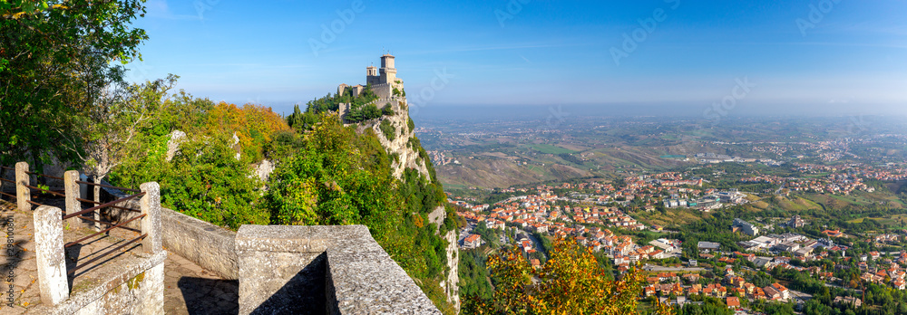 Obraz na płótnie San Marino. Panorama of old stone towers on the top of the mountain. w salonie