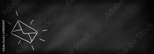 Fotomural An envelope drawn on a blackboard with copy space