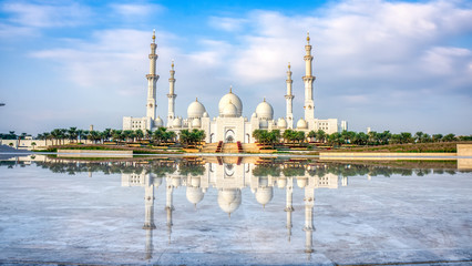 Wall Mural - Sheikh Zayed Grand Mosque and Reflection in Fountain at Sunset - Abu Dhabi, United Arab Emirates (UAE)