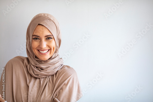 Cuadros en Lienzo Modern, Stylish and Happy Muslim Woman Wearing a Headscarf
