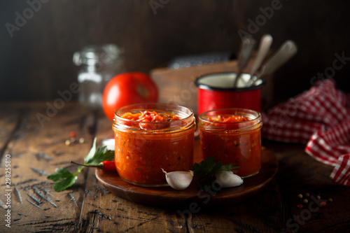 Fotomural Homemade tomato sauce in the jars