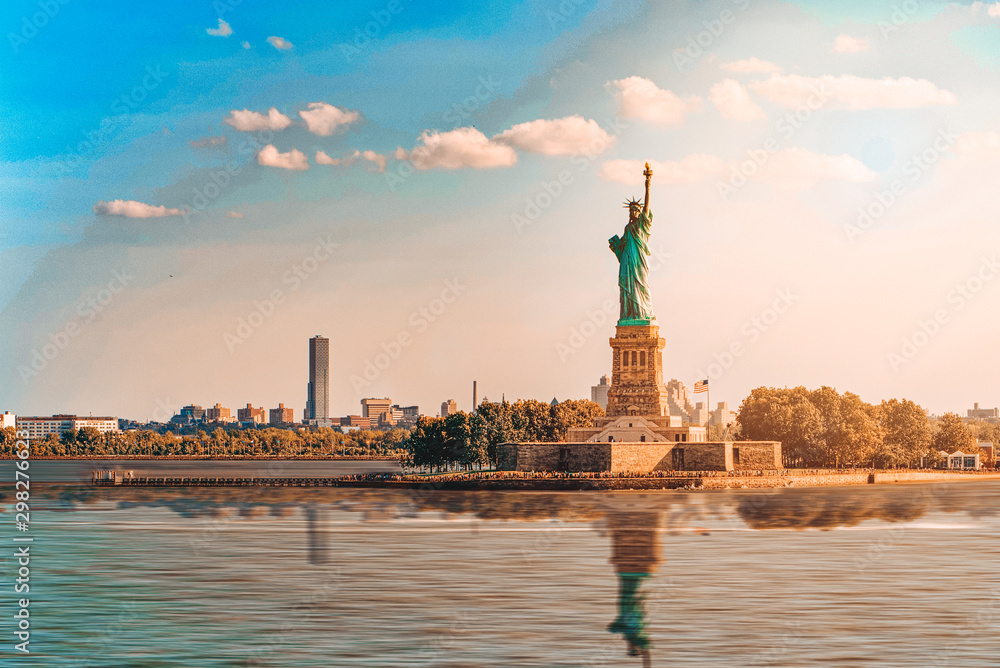Obraz na płótnie Statue of Liberty (Liberty Enlightening the world) near New York. w salonie