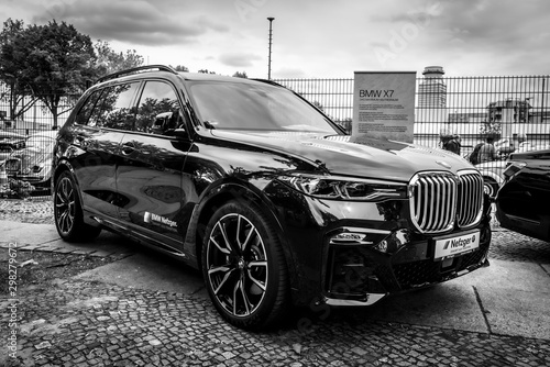 Cuadros en Lienzo Full-size luxury SUV BMW X7 xDrive40i on May 01, 2019 in Berlin, Germany