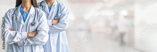 Fotografía Surgeon and anesthetist doctor ER surgical team with medical clinic room backgro