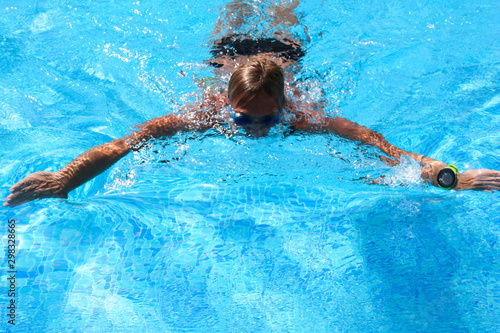 Plakaty pływanie  mloda-kobieta-plywanie-sportowe-w-basenie