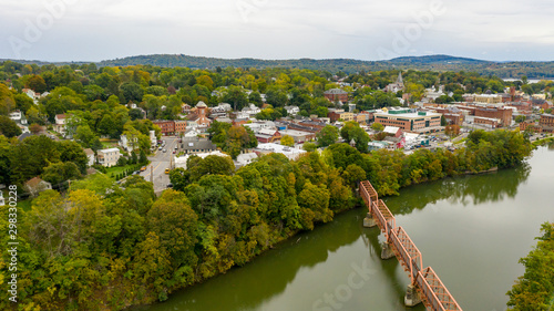 Fotografía Pedestrian Bridge over Catskill Creek Aerial View New York Town