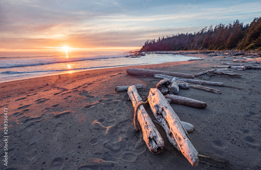 Beautiful sunset along the West Coast Trail of Vancouver Island, British Columbia, Canada. - obrazy, fototapety, plakaty 