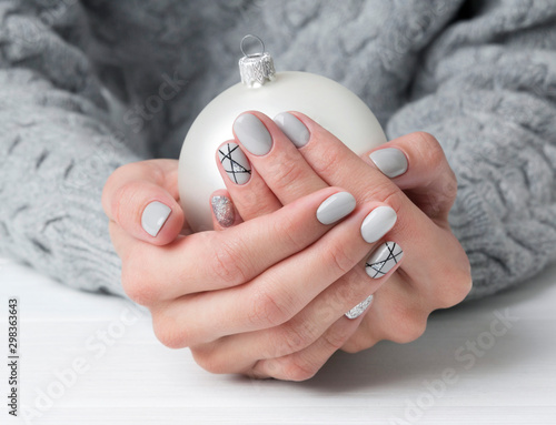 Woman's hands with geometric manicure nail design in cozy sweater Fototapet