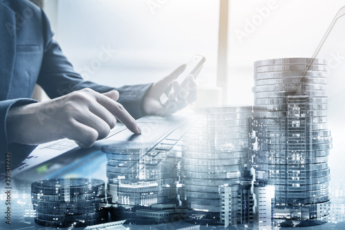 Fotomural double exposure of businessman working at office with step of coins and city nig