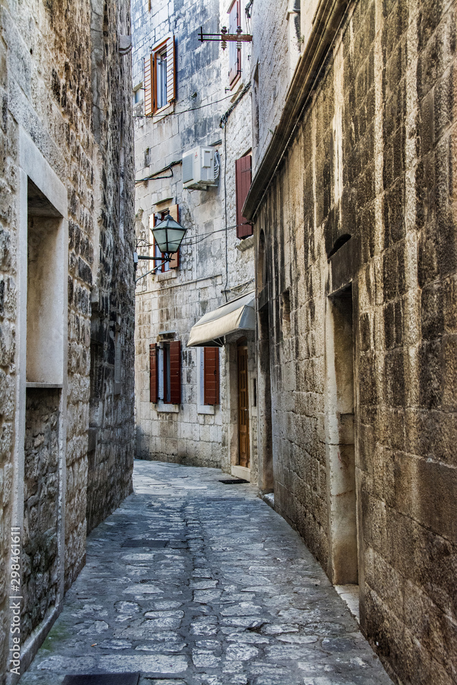 Obraz stare miasto Trogir w Chorwacji, wąska uliczka fototapeta, plakat