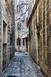 Fototapeta Miasto - stare miasto Trogir w Chorwacji, wąska uliczka