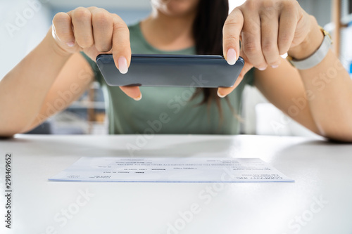 Fotomural Woman Taking Photo Of Cheque To Make Remote Deposit