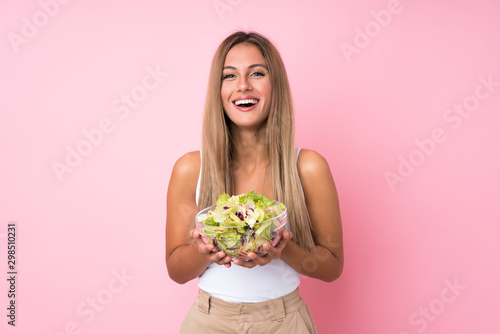Fotografía Young blonde woman with salad over isolated background
