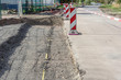 Bau einer Straße mit Schotterbett und Warnbaken