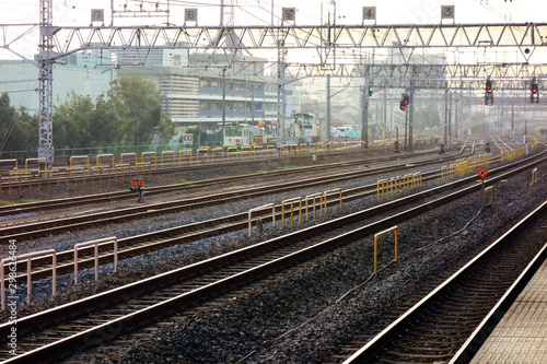都会の街並みを背景とした線路と鉄道風景 Comprar Esta Foto De Stock Y Explorar Imagenes Similares En Adobe Stock Adobe Stock 都会の街並みを背景とした線路と鉄道風景 Comprar Esta Foto De Stock Y Explorar Imagenes Similares En Adobe Stock Adobe Stock