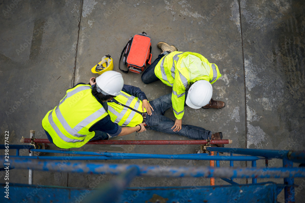 Basic first aid training for support accident in site work, Builder accident fall scaffolding to the floor, Safety team help employee accident. - obrazy, fototapety, plakaty 