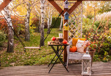 Fototapeta  - Piękna jesień w ogrodzie na tarasie
