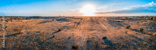 Photo Sunrise over Australian desert - wide aerial panoramic landscape