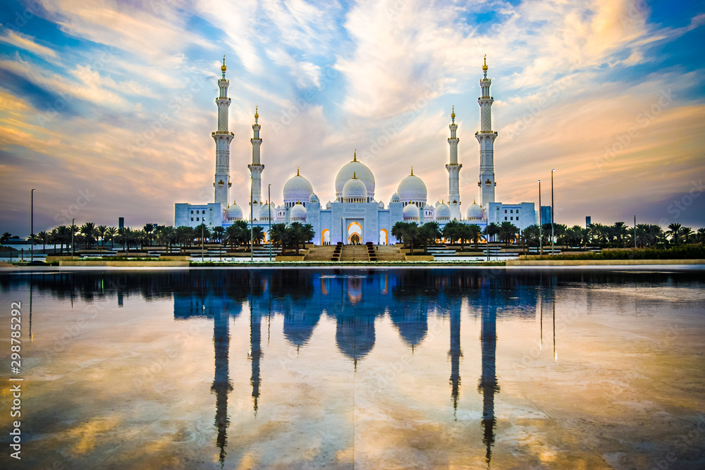 Sheikh Zayed Grand Mosque and Reflection in Fountain at Sunset - Abu Dhabi, United Arab Emirates (UAE) - obrazy, fototapety, plakaty 