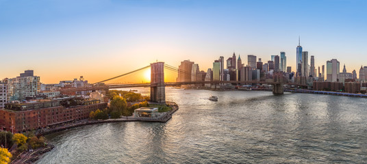 Fototapete - New York City Brooklyn Bridge evening skyline sunset