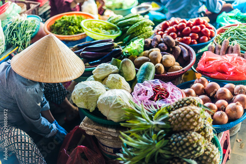 Fotografía Women selling food on the street of Hoi An, Vietnam