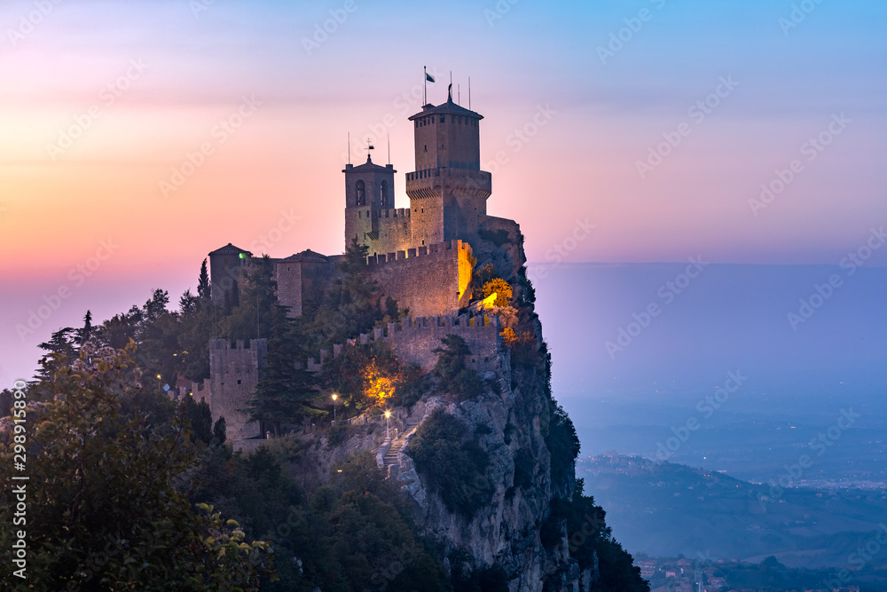 Obraz na płótnie Guaita fortress or Prima Torre on the ridge of Mount Titano, in the city of San Marino of the Republic of San Marino at sunset w salonie