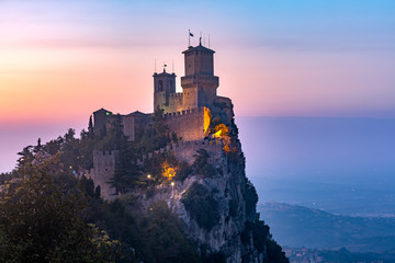 Fototapete - Guaita fortress or Prima Torre on the ridge of Mount Titano, in the city of San Marino of the Republic of San Marino at sunset