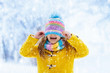 © famveldman - Child playing in snow on Christmas. Kids in winter