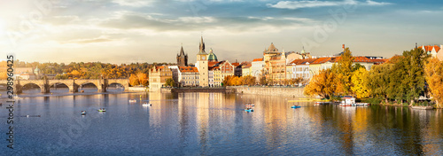 Blick auf das Herbstliche Prag bei goldenem Sonnenuntergang im Oktober mit Altst Wallpaper Mural
