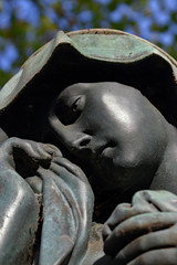  Trauernde Frau, Licht und Schatten, Plastik auf einem Friedhof