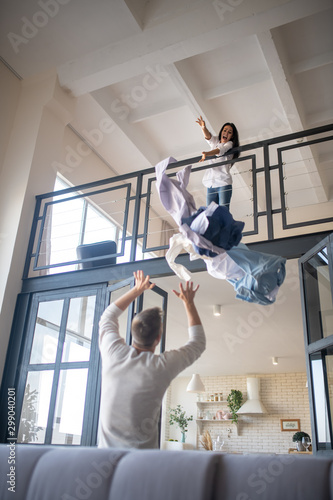 Fotografía Wife throwing things of husband away after his cheating