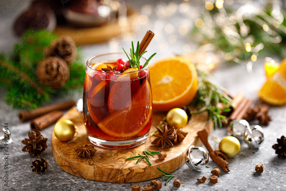 Christmas mulled wine. Traditional Xmas festive drink with decorations and fir tree - obrazy, fototapety, plakaty 