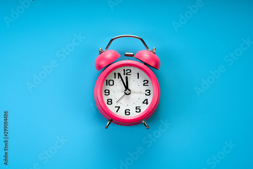 Cuadros en Lienzo pink rustic alarm clock on blue background