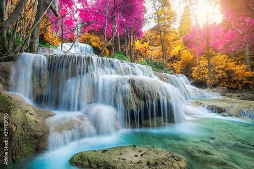 Dekoracja na wymiar  niesamowity-wodospad-w-kolorowym-jesiennym-lesie