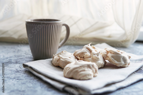 Fotografía Homemade white meringue cookies on linen textile