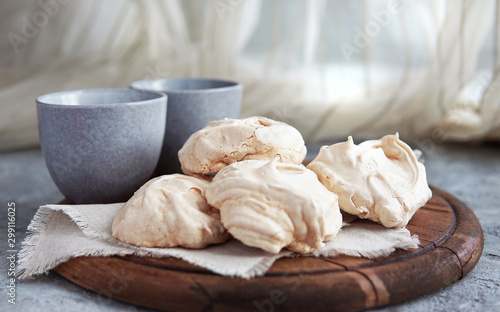 Cuadros en Lienzo Homemade white meringue cookies on linen textile