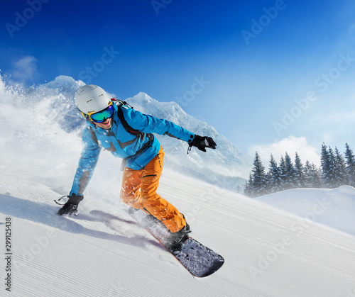 Plakaty Snowboard  mlody-czlowiek-snowboardzista-zjezdzajacy-po-zboczu-w-alpejskich-gorach