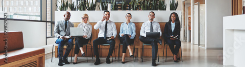 Fotomural Diverse group of businesspeople waiting together in an office re